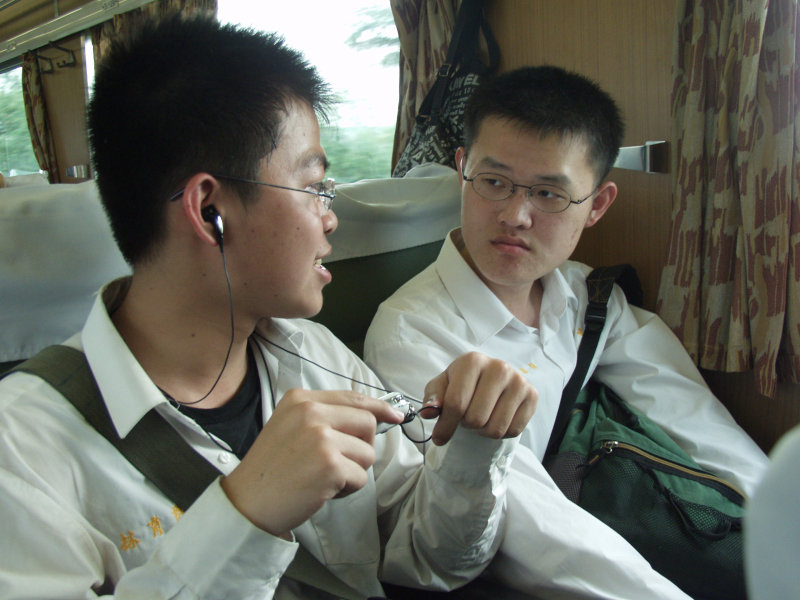台灣鐵路旅遊攝影街拍帥哥復興號對話的旅客2005-04-09攝影照片2