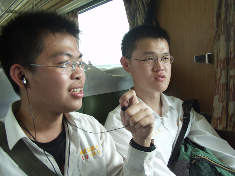 台灣鐵路旅遊攝影街拍帥哥復興號對話的旅客2005-04-09攝影照片3