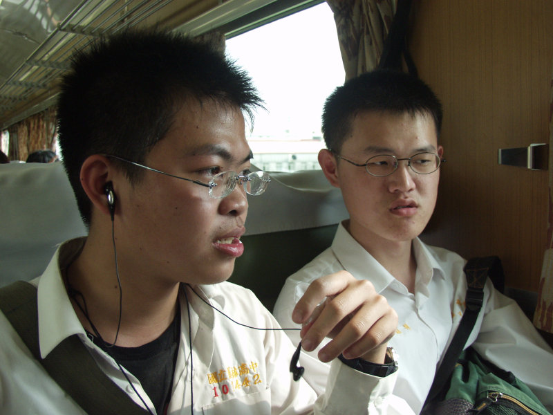 台灣鐵路旅遊攝影街拍帥哥復興號對話的旅客2005-04-09攝影照片4