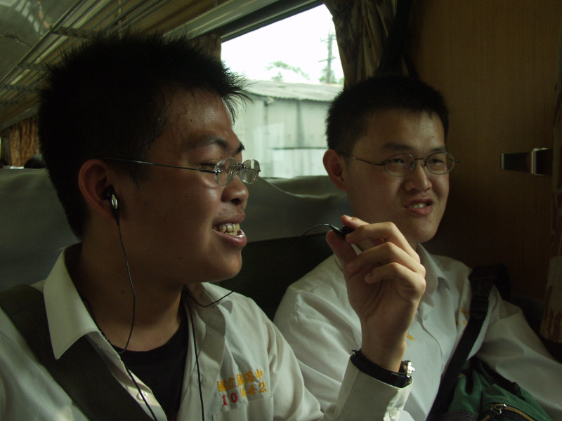 台灣鐵路旅遊攝影街拍帥哥復興號對話的旅客2005-04-09攝影照片5
