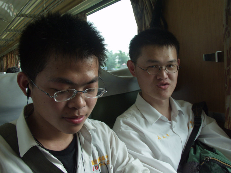 台灣鐵路旅遊攝影街拍帥哥復興號對話的旅客2005-04-09攝影照片6