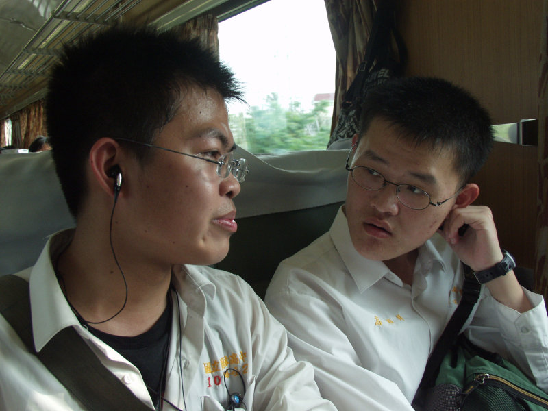 台灣鐵路旅遊攝影街拍帥哥復興號對話的旅客2005-04-09攝影照片7