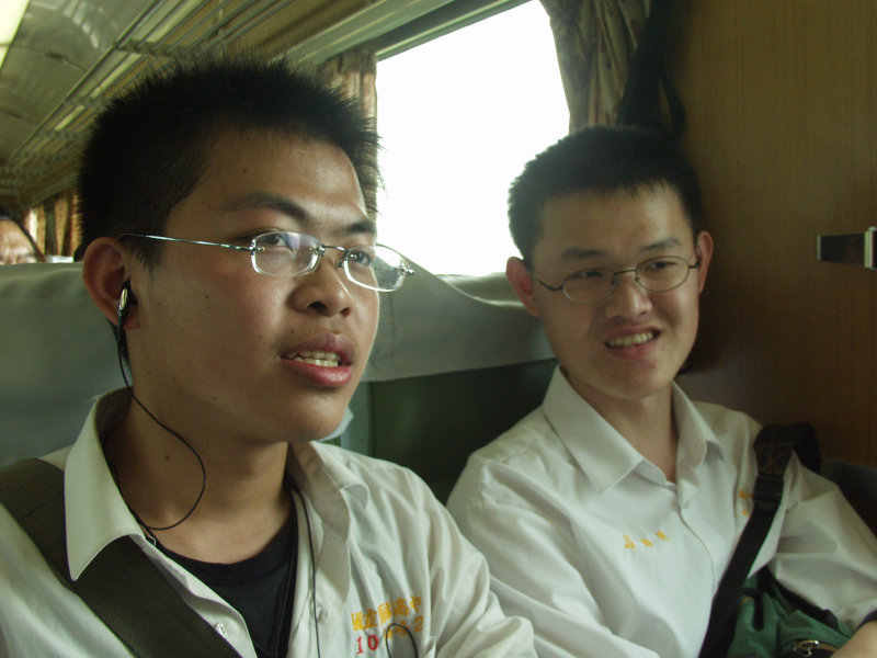 台灣鐵路旅遊攝影街拍帥哥復興號對話的旅客2005-04-09攝影照片8