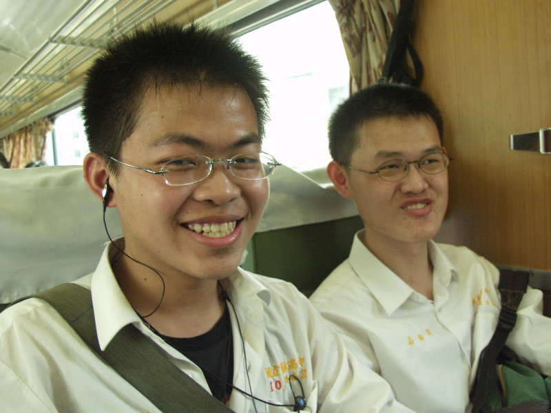 台灣鐵路旅遊攝影街拍帥哥復興號對話的旅客2005-04-09攝影照片9