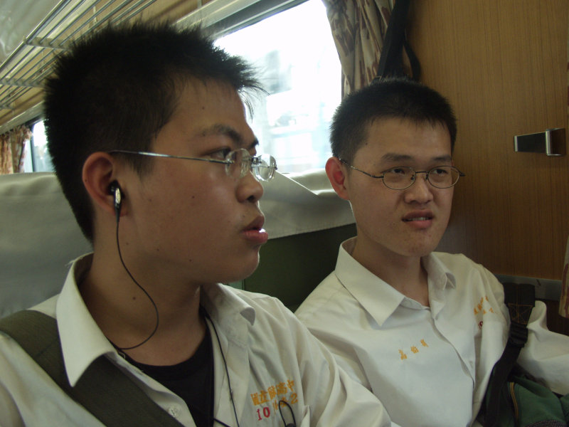 台灣鐵路旅遊攝影街拍帥哥復興號對話的旅客2005-04-09攝影照片10