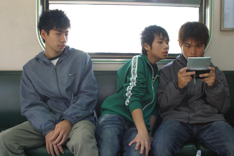 台灣鐵路旅遊攝影街拍帥哥掌上遊戲機2006-01-27攝影照片1