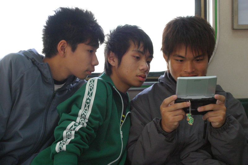 台灣鐵路旅遊攝影街拍帥哥掌上遊戲機2006-01-27攝影照片2