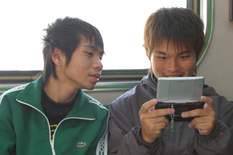 台灣鐵路旅遊攝影街拍帥哥掌上遊戲機2006-01-27攝影照片5