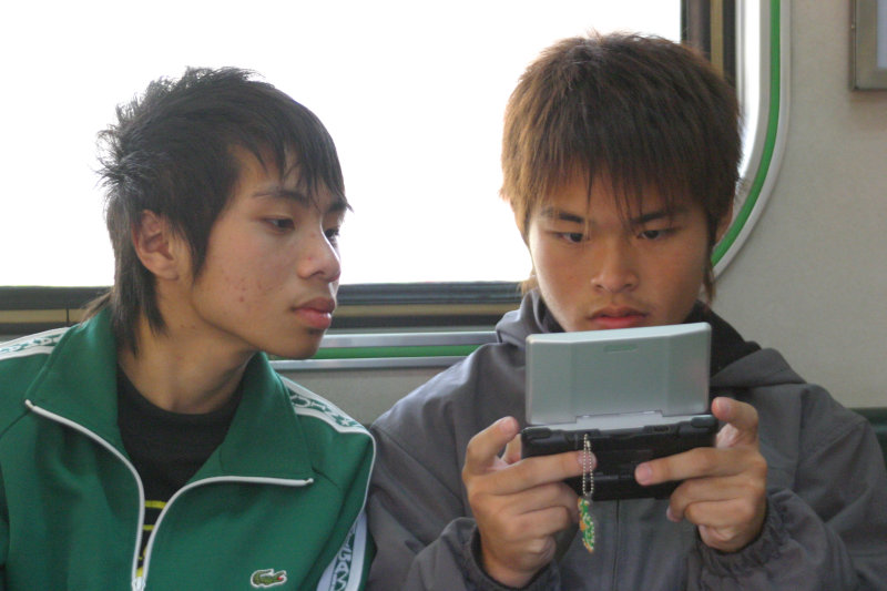台灣鐵路旅遊攝影街拍帥哥掌上遊戲機2006-01-27攝影照片8