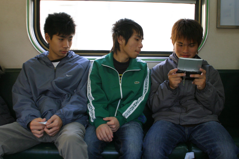 台灣鐵路旅遊攝影街拍帥哥掌上遊戲機2006-01-27攝影照片9