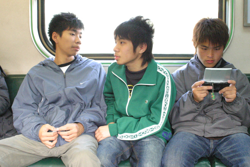 台灣鐵路旅遊攝影街拍帥哥掌上遊戲機2006-01-27攝影照片10