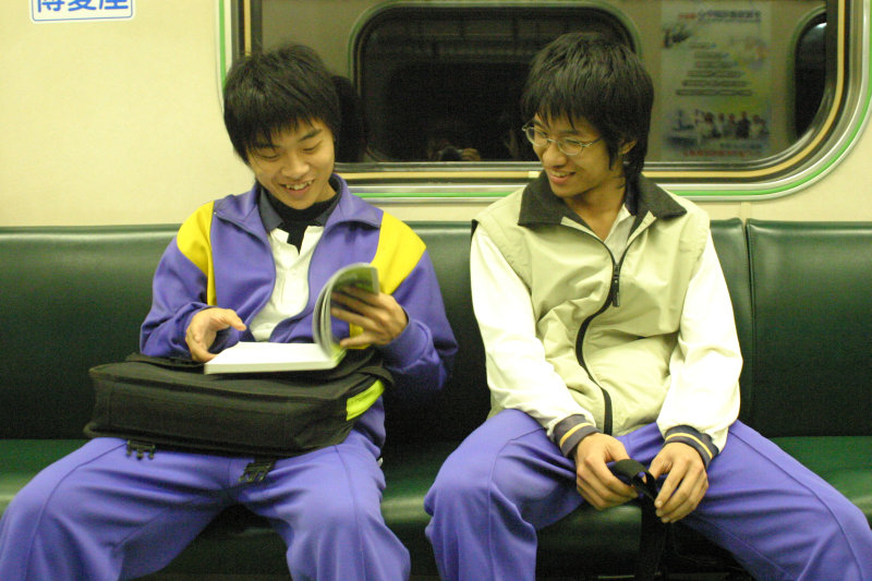 台灣鐵路旅遊攝影街拍帥哥東勢高工對話同學2006-01-03攝影照片1