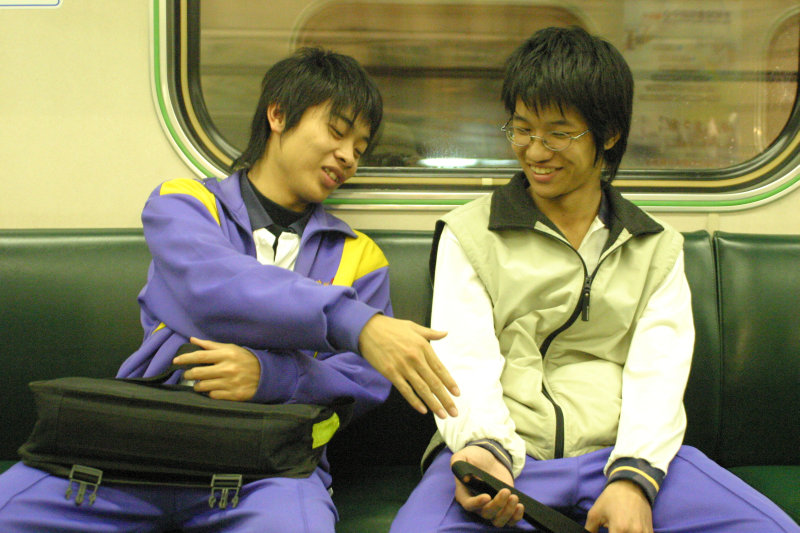 台灣鐵路旅遊攝影街拍帥哥東勢高工對話同學2006-01-03攝影照片3