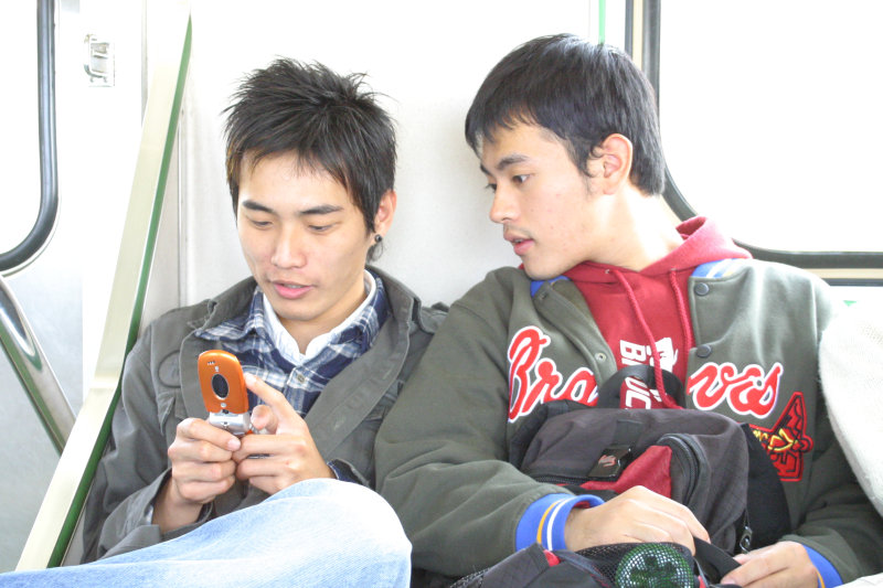 台灣鐵路旅遊攝影街拍帥哥玩手機2005-02-10攝影照片2