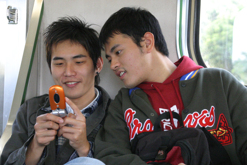 台灣鐵路旅遊攝影街拍帥哥玩手機2005-02-10攝影照片3