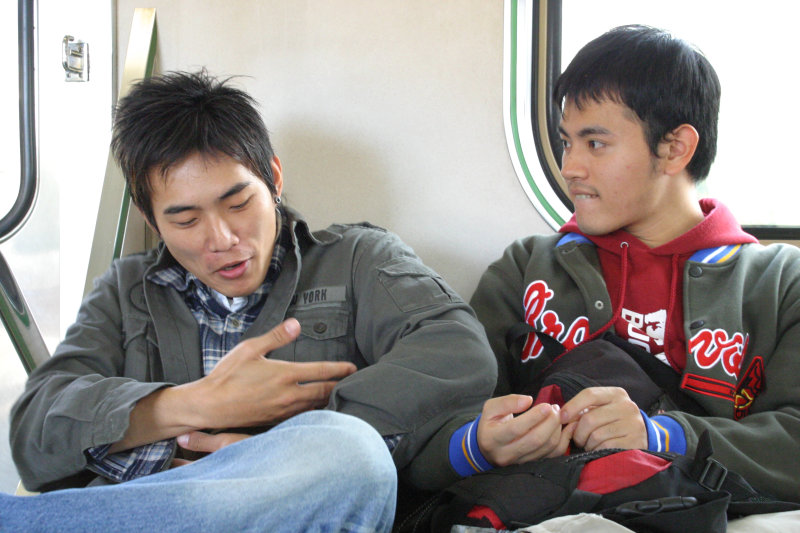 台灣鐵路旅遊攝影街拍帥哥玩手機2005-02-10攝影照片6