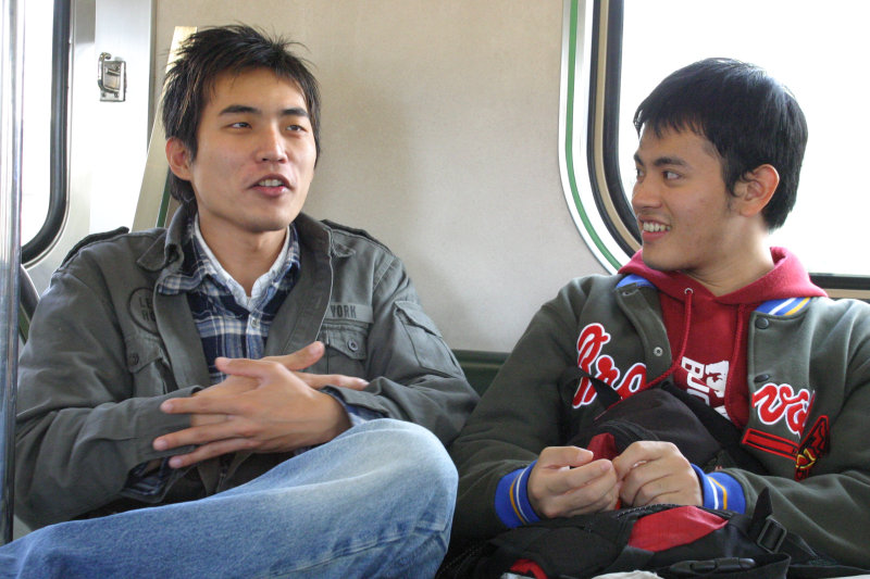 台灣鐵路旅遊攝影街拍帥哥玩手機2005-02-10攝影照片7