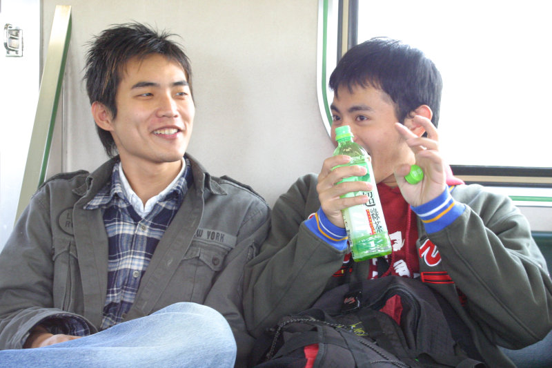 台灣鐵路旅遊攝影街拍帥哥玩手機2005-02-10攝影照片9