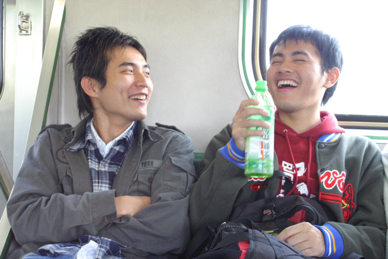 台灣鐵路旅遊攝影街拍帥哥玩手機2005-02-10攝影照片10