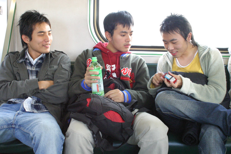 台灣鐵路旅遊攝影街拍帥哥玩手機2005-02-10攝影照片11