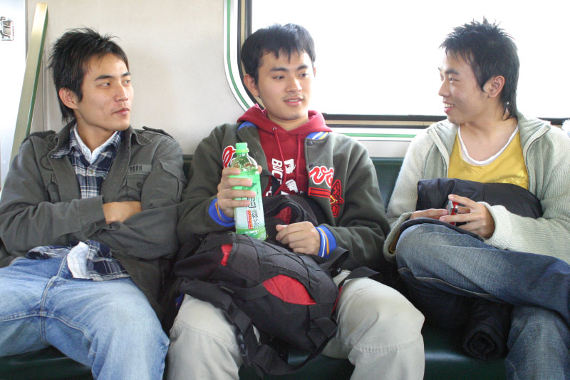 台灣鐵路旅遊攝影街拍帥哥玩手機2005-02-10攝影照片12