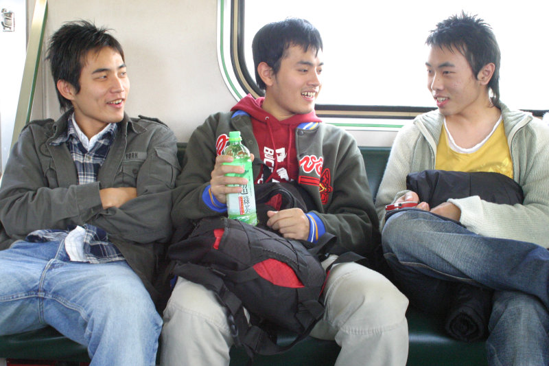 台灣鐵路旅遊攝影街拍帥哥玩手機2005-02-10攝影照片13