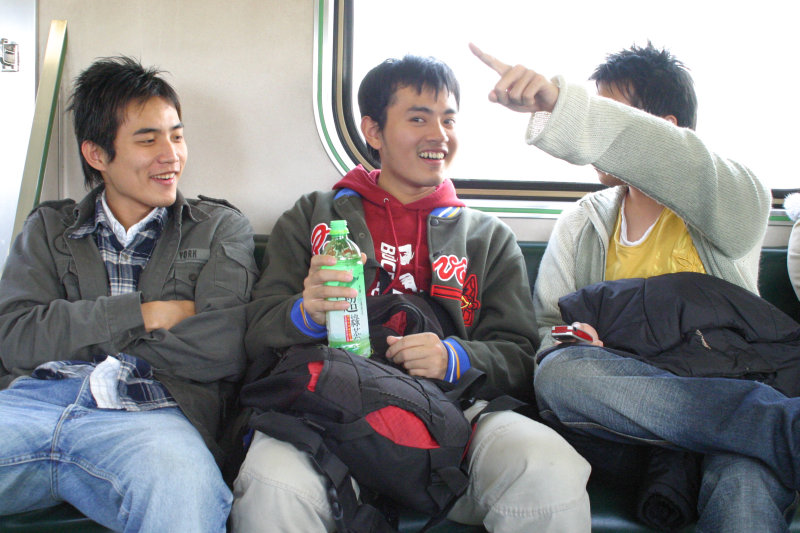 台灣鐵路旅遊攝影街拍帥哥玩手機2005-02-10攝影照片14