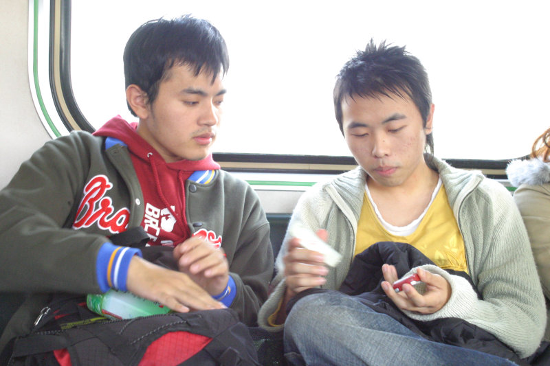 台灣鐵路旅遊攝影街拍帥哥玩手機2005-02-10攝影照片17
