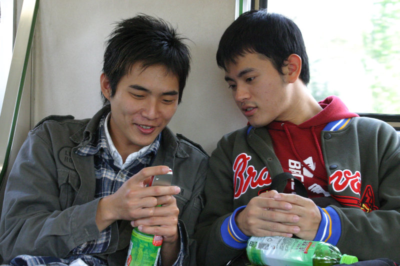 台灣鐵路旅遊攝影街拍帥哥玩手機2005-02-10攝影照片19