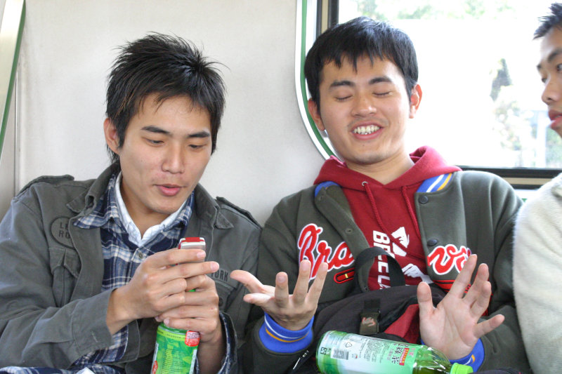 台灣鐵路旅遊攝影街拍帥哥玩手機2005-02-10攝影照片21