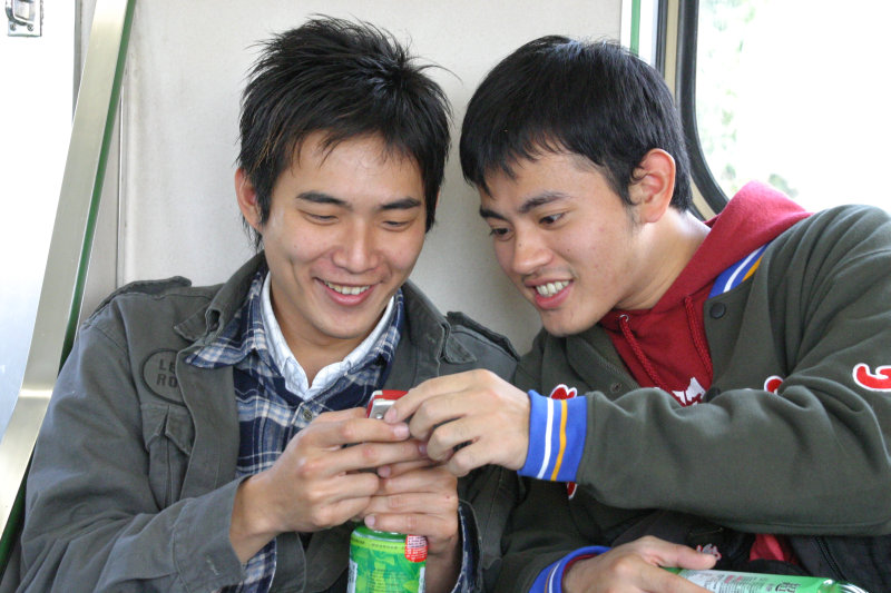 台灣鐵路旅遊攝影街拍帥哥玩手機2005-02-10攝影照片22
