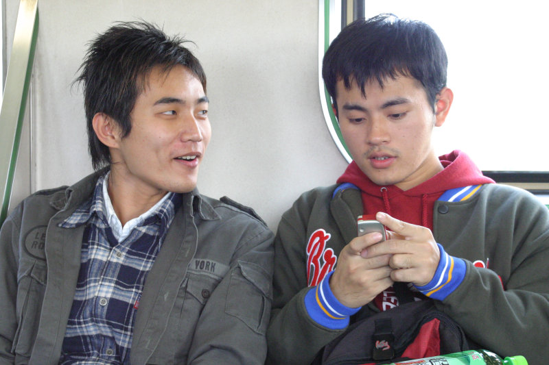 台灣鐵路旅遊攝影街拍帥哥玩手機2005-02-10攝影照片23