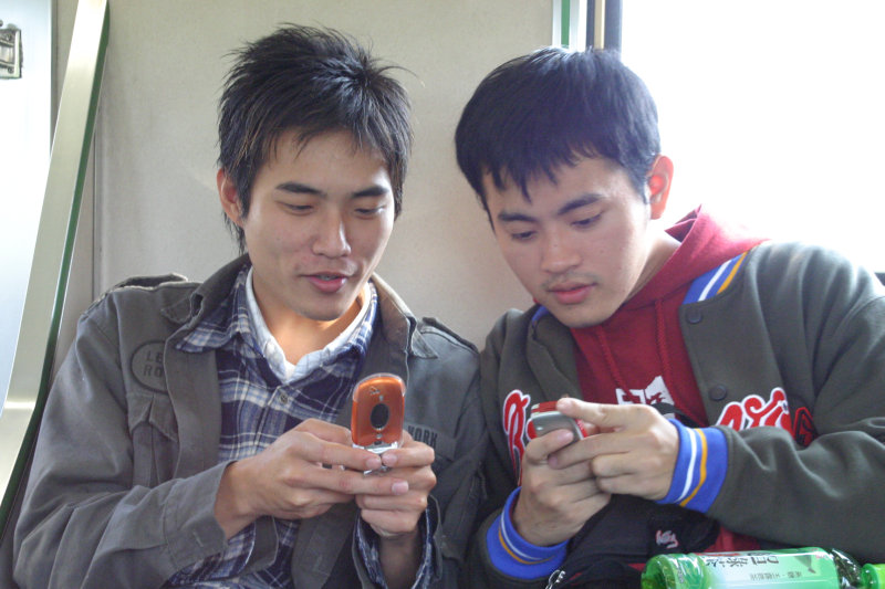 台灣鐵路旅遊攝影街拍帥哥玩手機2005-02-10攝影照片25