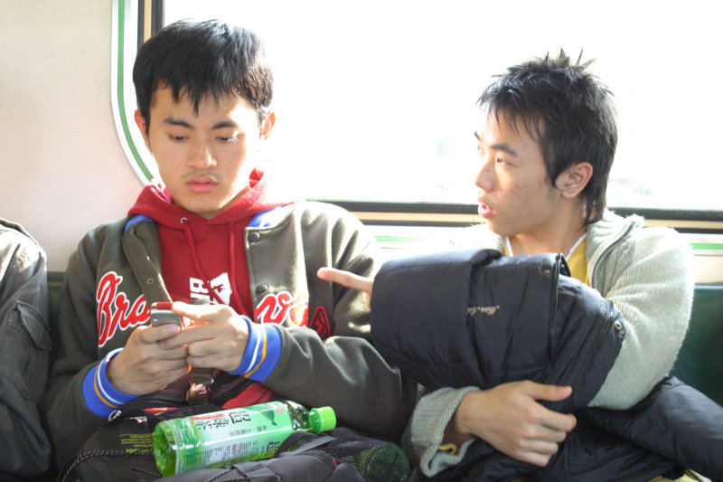 台灣鐵路旅遊攝影街拍帥哥玩手機2005-02-10攝影照片27