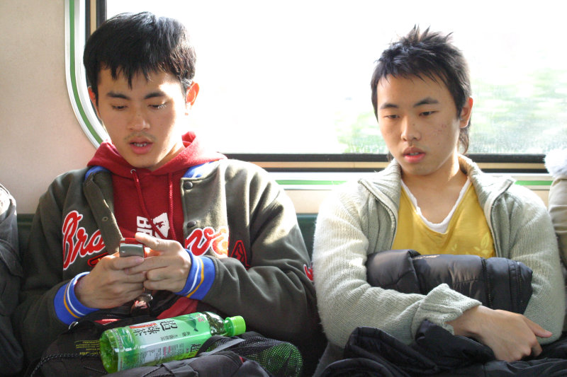 台灣鐵路旅遊攝影街拍帥哥玩手機2005-02-10攝影照片29