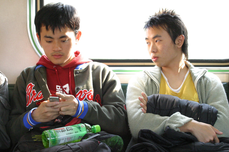 台灣鐵路旅遊攝影街拍帥哥玩手機2005-02-10攝影照片30