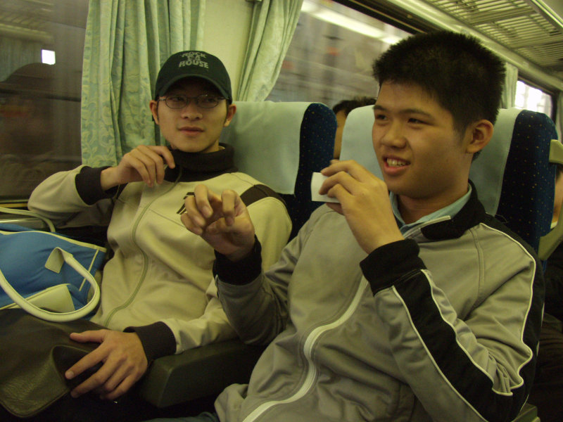 台灣鐵路旅遊攝影街拍帥哥自強號PP交談旅客攝影照片5