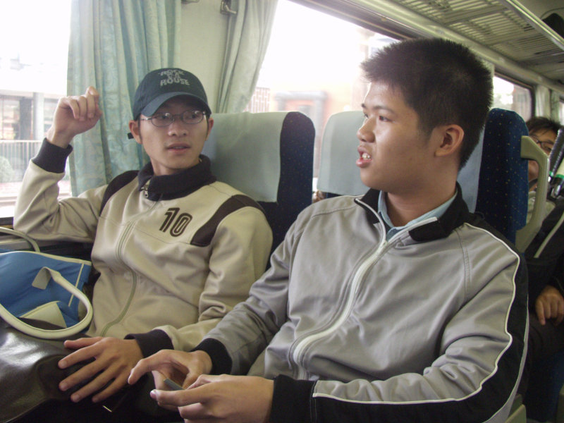 台灣鐵路旅遊攝影街拍帥哥自強號PP交談旅客攝影照片7