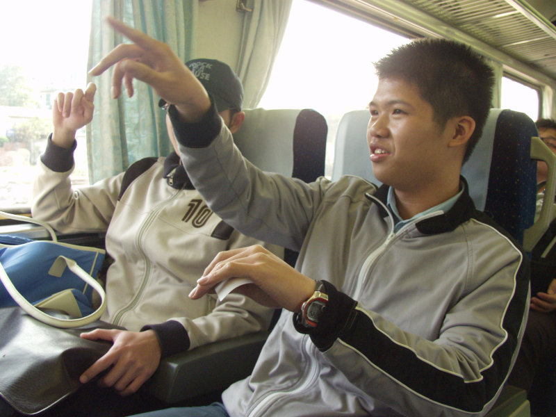 台灣鐵路旅遊攝影街拍帥哥自強號PP交談旅客攝影照片9