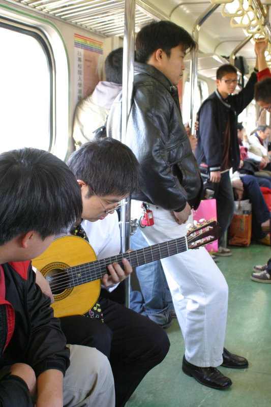 台灣鐵路旅遊攝影街拍帥哥藝文表演2005-01-23攝影照片1