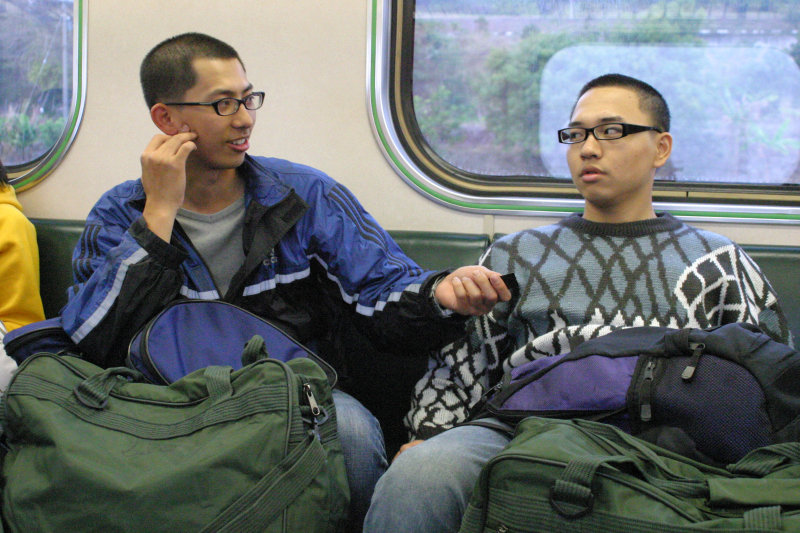 台灣鐵路旅遊攝影街拍帥哥返家的阿兵哥2005-02-10攝影照片8