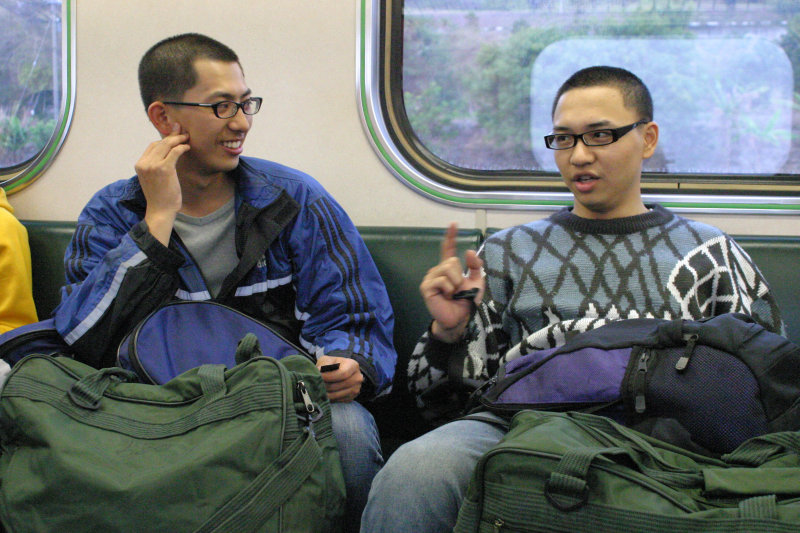 台灣鐵路旅遊攝影街拍帥哥返家的阿兵哥2005-02-10攝影照片9