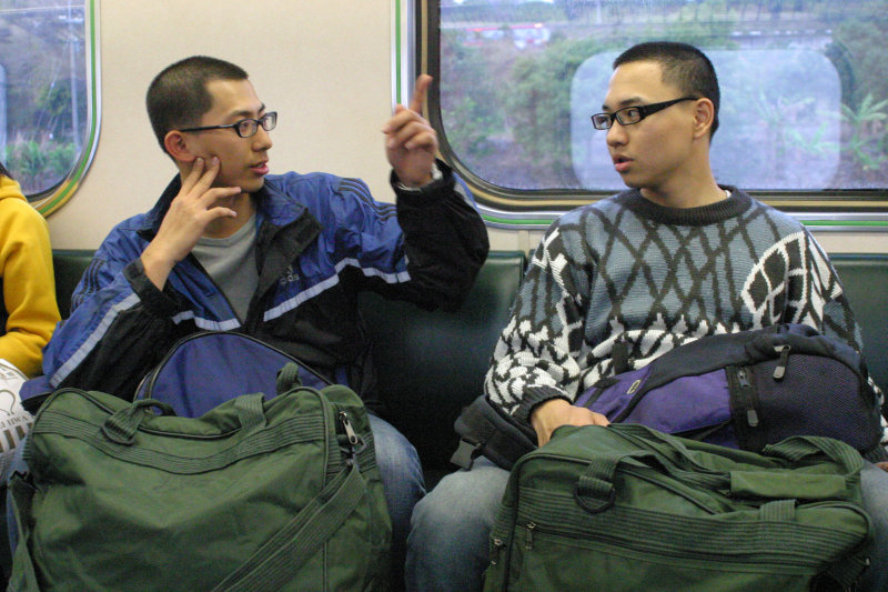 台灣鐵路旅遊攝影街拍帥哥返家的阿兵哥2005-02-10攝影照片13