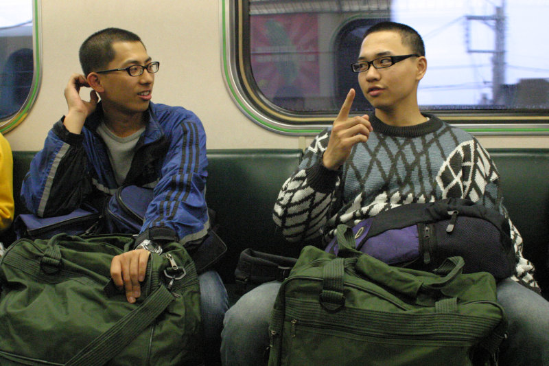 台灣鐵路旅遊攝影街拍帥哥返家的阿兵哥2005-02-10攝影照片30