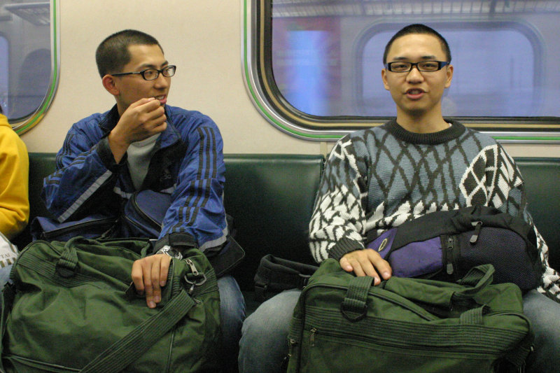 台灣鐵路旅遊攝影街拍帥哥返家的阿兵哥2005-02-10攝影照片32