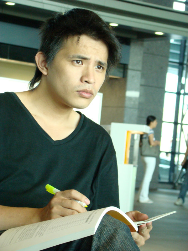 台灣鐵路旅遊攝影高鐵台灣高鐵台中烏日站旅客特寫篇-專注閱讀的先生攝影照片14