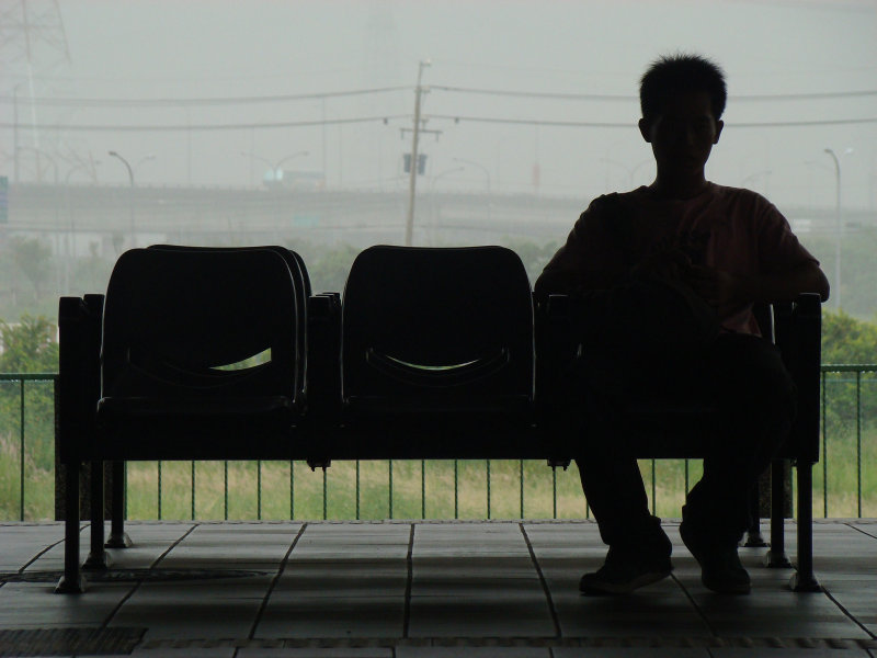 台灣鐵路旅遊攝影高鐵台鐵新烏日火車站月台旅客攝影照片8