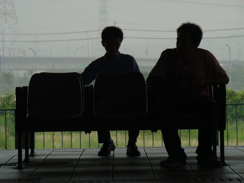 台灣鐵路旅遊攝影高鐵台鐵新烏日火車站月台旅客攝影照片14