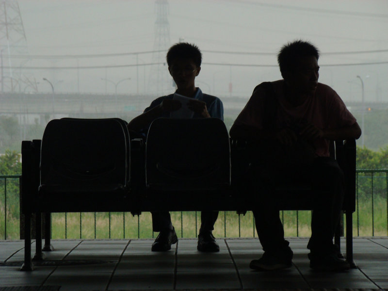 台灣鐵路旅遊攝影高鐵台鐵新烏日火車站月台旅客攝影照片16