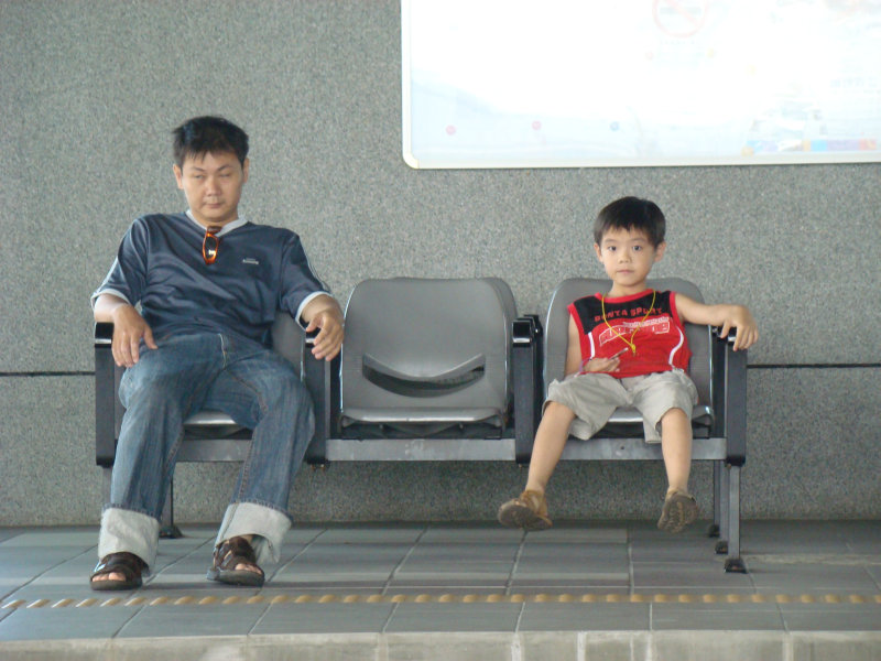 台灣鐵路旅遊攝影高鐵台鐵新烏日火車站月台旅客攝影照片17